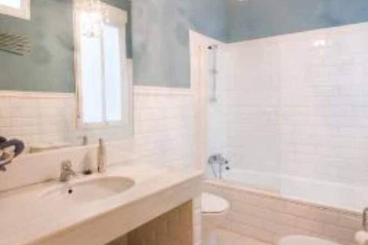 Entire apartment, Beautiful apartment in  historical recently reformed building. in Nervión, Sevilla