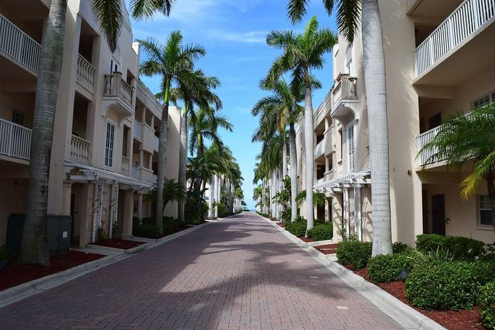 Vacation rental for 4 people, with yard and hot tub as well as terrace in Siesta Key Beach