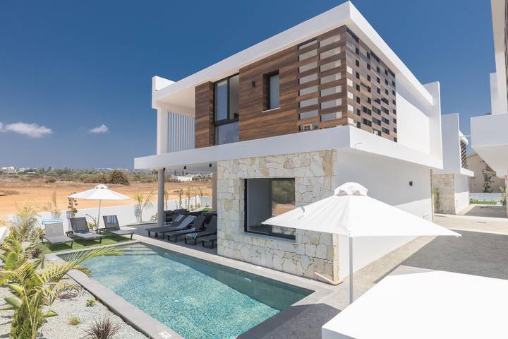 Villa for 9 people, with Balcony/Terrace and Garden in Cyprus