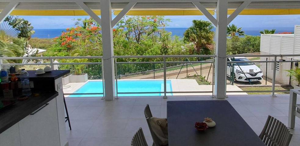 Villa pour 4 personnes, avec balcon et piscine ainsi que jardin et vue