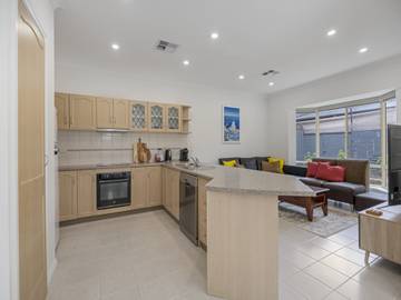 Holiday Apartment for 10 People in Adelaide, South Australia, Photo 2