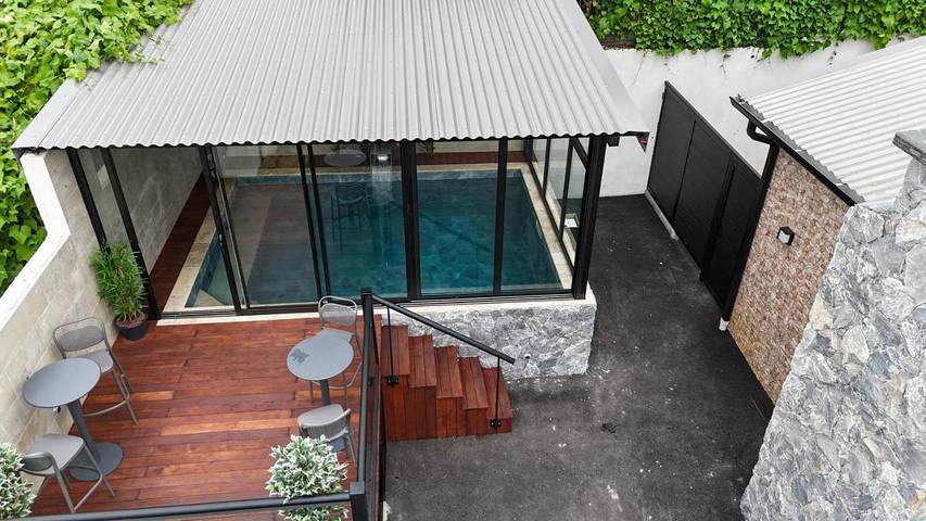Chalet pour 2 personnes, avec jacuzzi ainsi que jardin et piscine