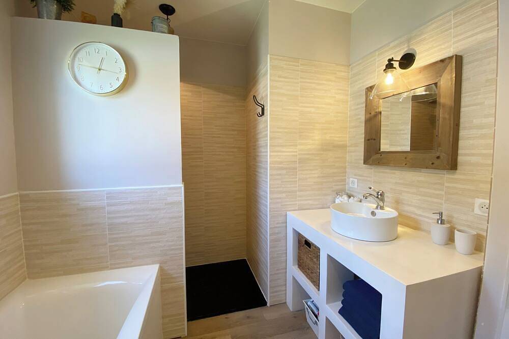 House with swimming pool and large garden near the sea in Montbazin, Côte d'Améthyste