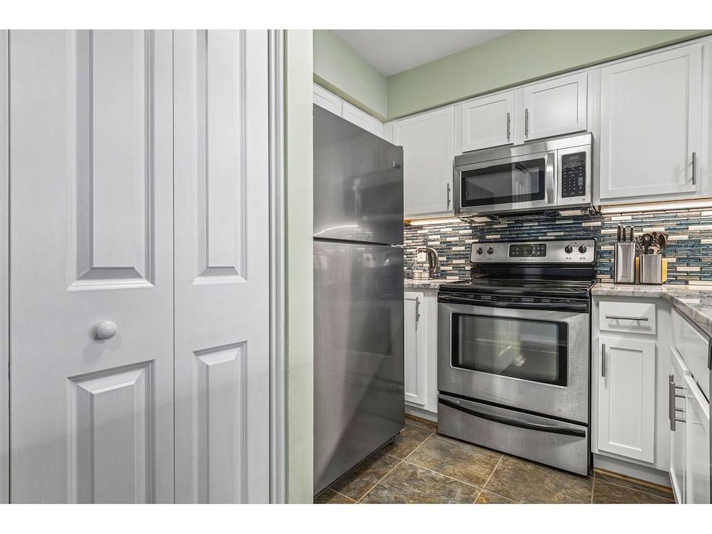 Ganze Wohnung, A Sea Glass Dream! Modern Decor 1.5 blocks to beach Ez Parking, Fast Wifi! in Virginia Beach