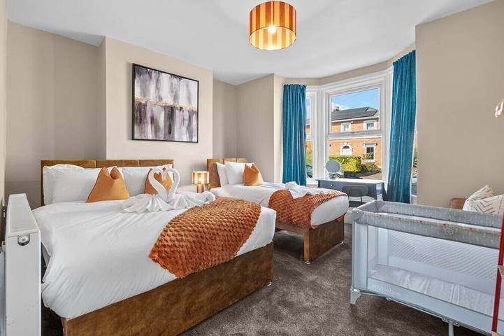 Luxury Home, Sleeps 12, Pool Table, Free Parking in Worcester, Worcestershire