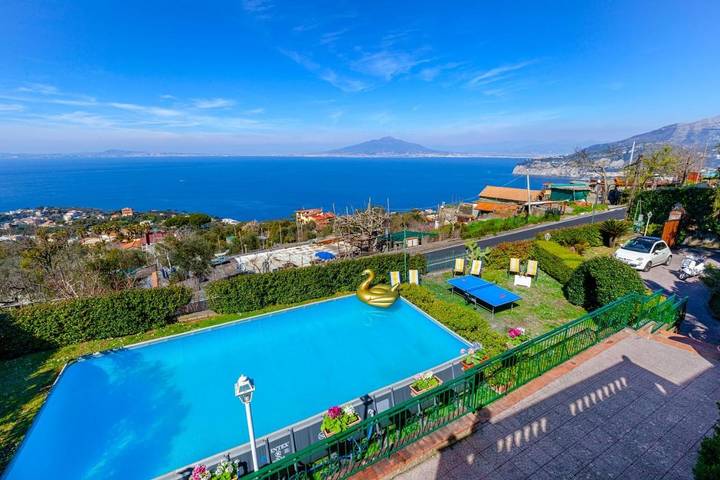 Villa pour 11 personnes, avec jardin ainsi que piscine et jacuzzi à Sorrento
