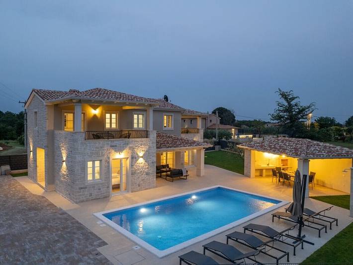 Ferienhaus für 8 Personen, mit Balkon und Terrasse sowie Garten und Pool in Kastelir