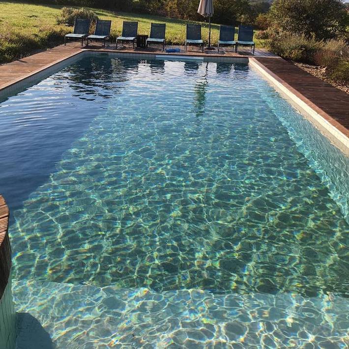 Location de vacances pour 2 personnes, avec terrasse ainsi que vue et piscine à Sérignac