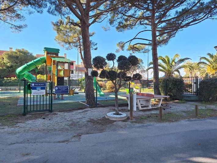 Camping pour 6 personnes, avec vue et piscine ainsi que terrasse et vue sur le lac, adapté aux familles à Le Barcarès - 4