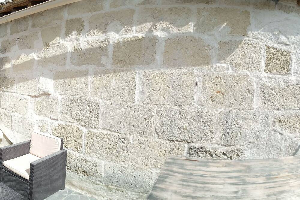 18th century stone village house with terrace, 15 minutes from the beach in Marsillargues, Côte d'Améthyste