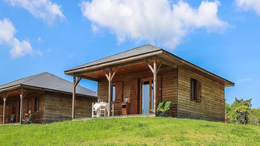 Location de vacances pour 7 personnes, avec piscine ainsi que terrasse et sauna à Meyrignac-l'Église
