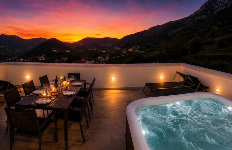 Casa vacanza per 9 persone, con Balcone e Idromassaggio nonché Terrazza e Piscina a Tramonti