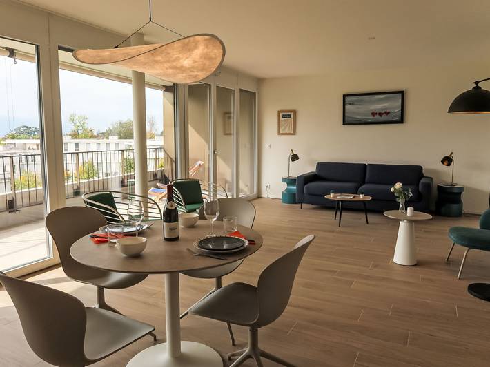 Location de vacances pour 2 personnes, avec balcon et jardin ainsi que vue et vue sur le lac dans Lac Léman