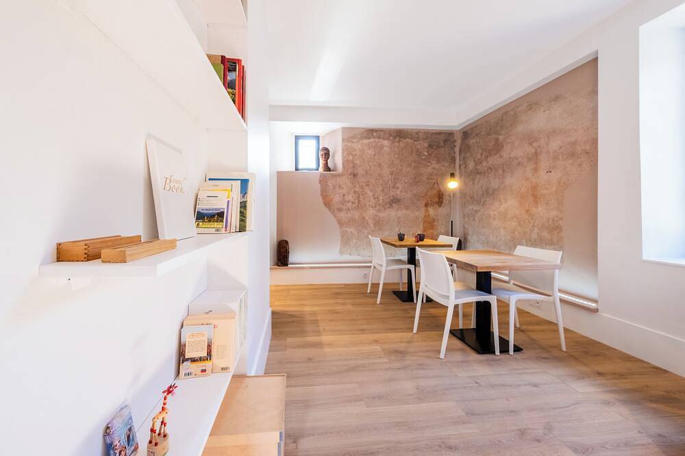 Spacious, bright room in a medieval tower. Shared space on ground floor. in Saint-Jean-de-Maurienne, Región de Saint-Jean-de-Maurienne