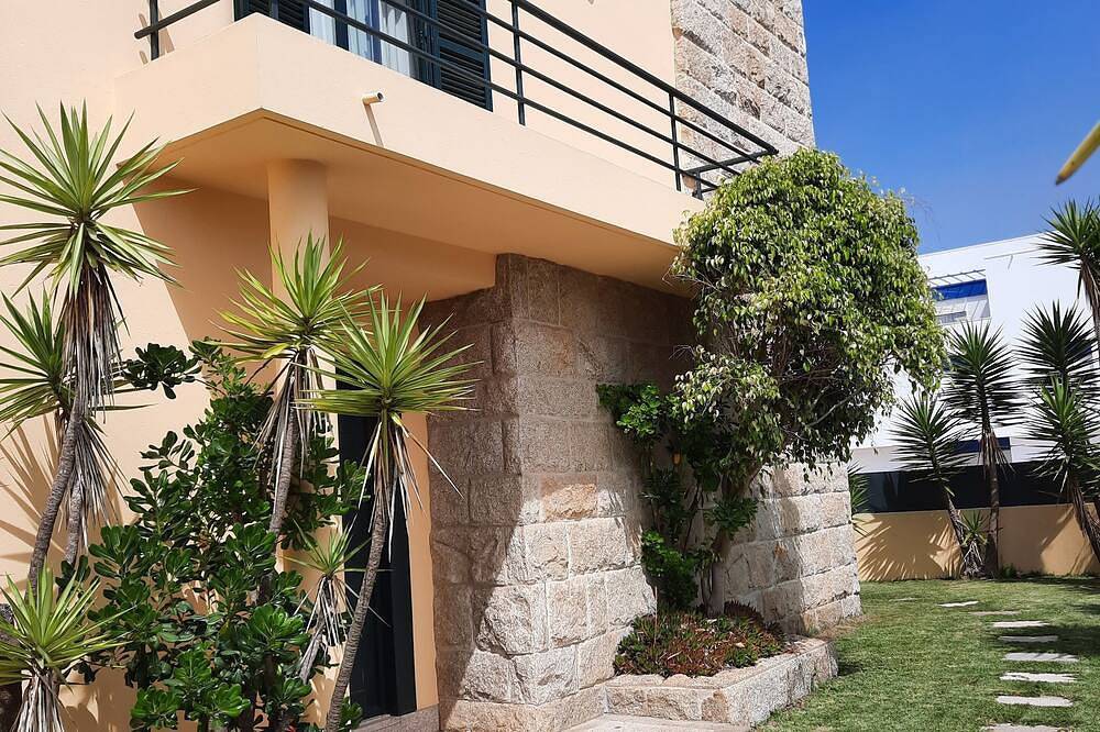 House Esposende -12 pax, swimming pool, beach 100m away in Marinhas, Esposende