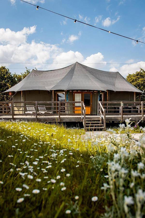 Camping pour 2 personnes, avec terrasse ainsi que jardin et piscine au Province de Luxembourg