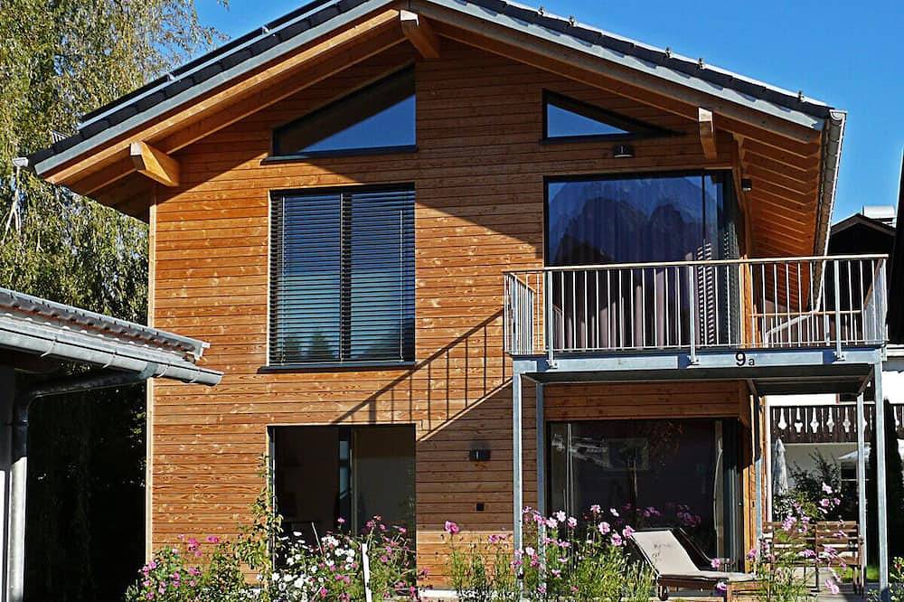 Ganze Wohnung, Exklusive Ferienwohnung Mondholz in sehr ruhigen und zentralen Lage von Garmisch in Garmisch-Partenkirchen, Bayerische Alpen