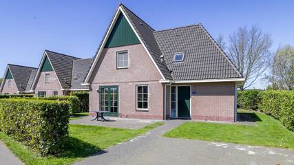 Ferienhaus für 10 Personen, mit Sauna und Whirlpool sowie Garten und Terrasse in Makkum