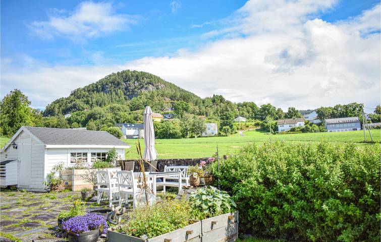 Ferienhaus für 6 Personen mit Garten in Fusa