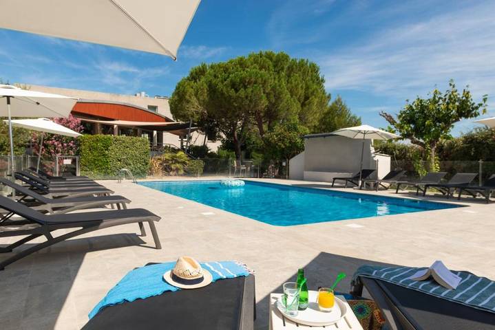 Hôtel pour 2 personnes, avec Terrasse ainsi que Jardin et Piscine