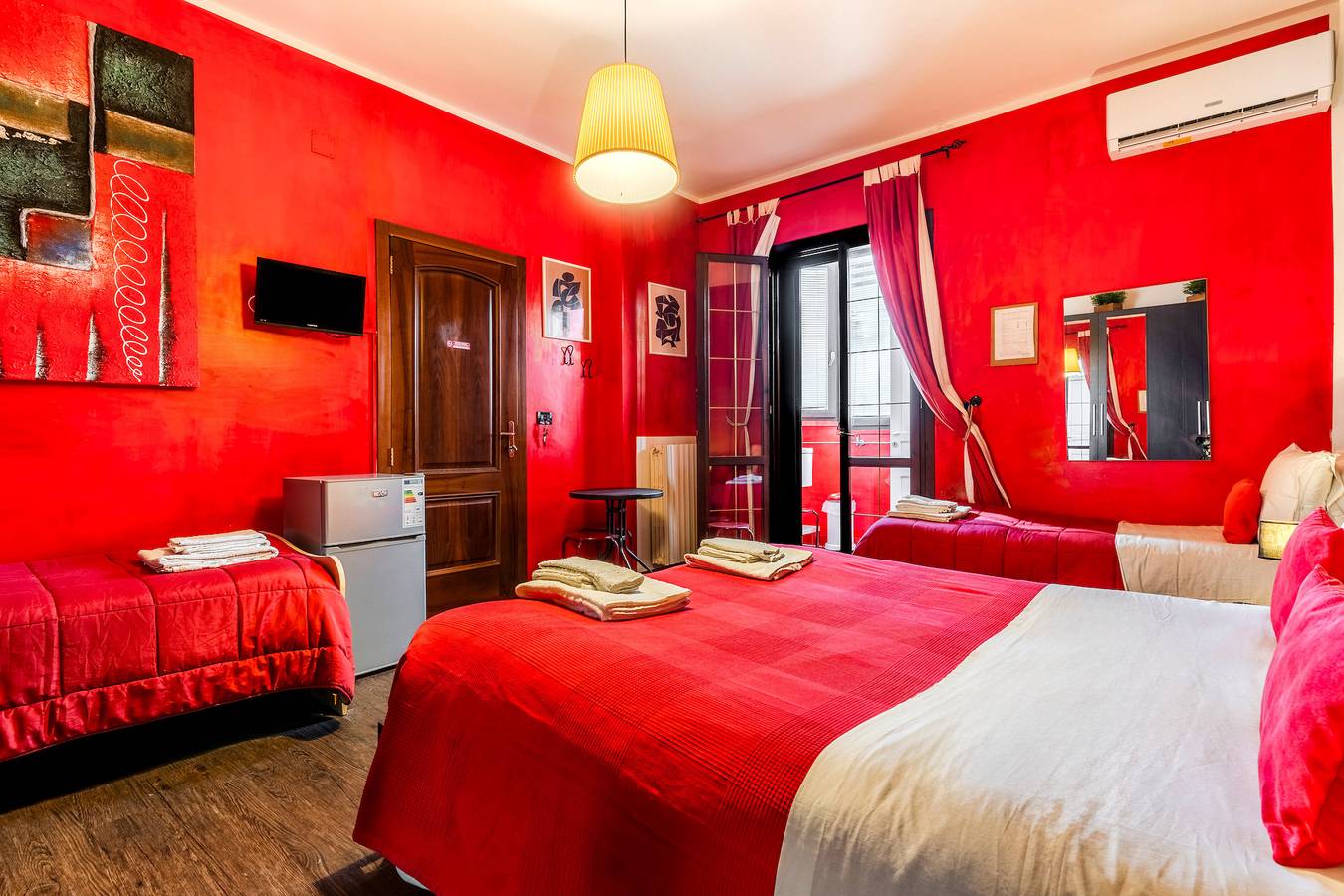 Camera 'Bnb Sottosopra - Camera Rossa' con vista mare, Wi-Fi e aria condizionata in Gallipoli, Golfo di Taranto