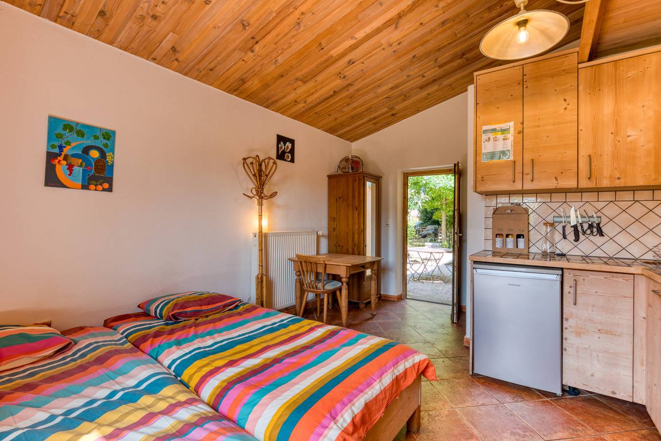 Estudio entero, Precioso estudio junto al río con piscina compartida y terraza privada. in Aspiran, Región de Lodève