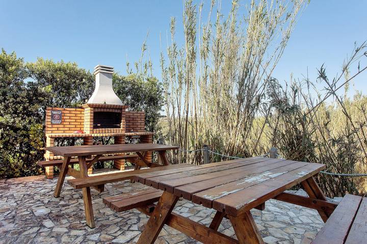 Entire apartment, Apartment '6' with Shared Pool, Shared Terrace and Wi-Fi in Lourinhã, Lisbon District