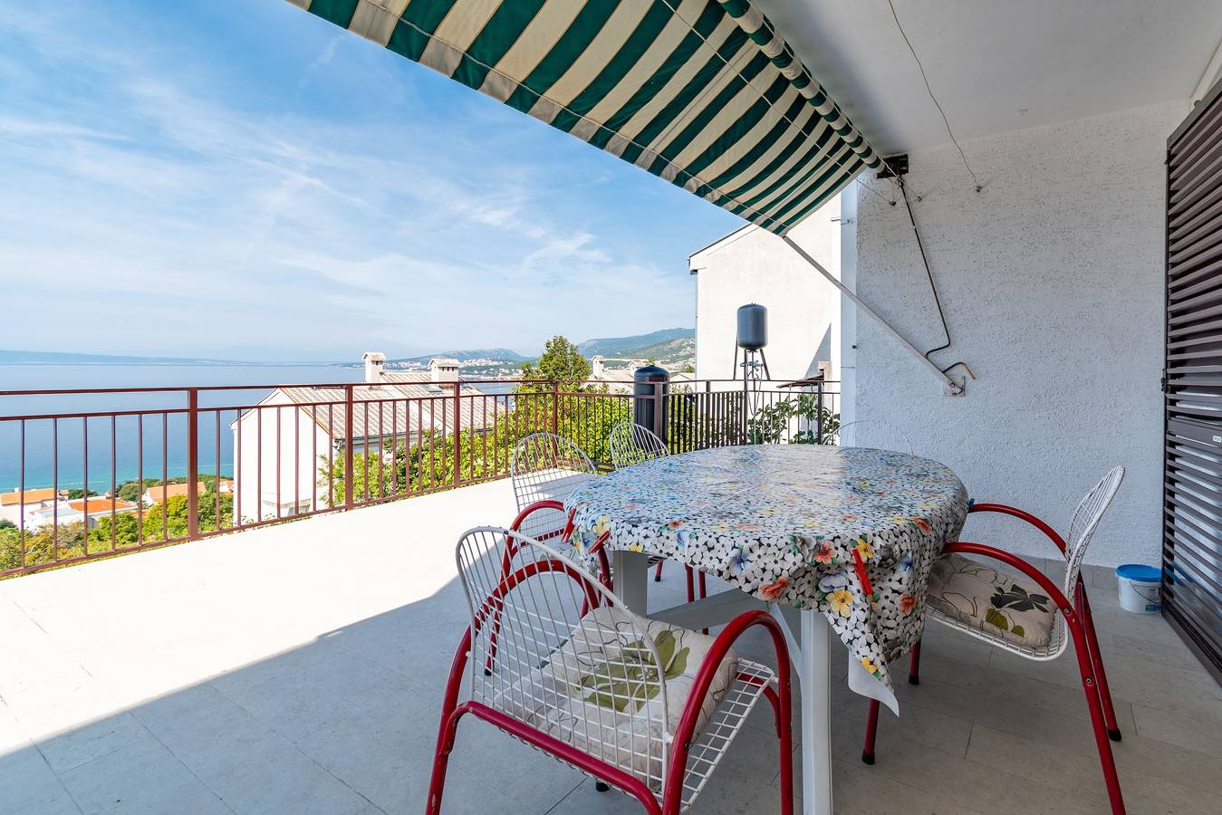 Ganze Wohnung, 2-Zimmer-Ferienwohnung mit Terrasse und Meerblick Klenovica, Novi Vinodolski A-5530-a in Klenovica, Primorje-Gorski Kotar