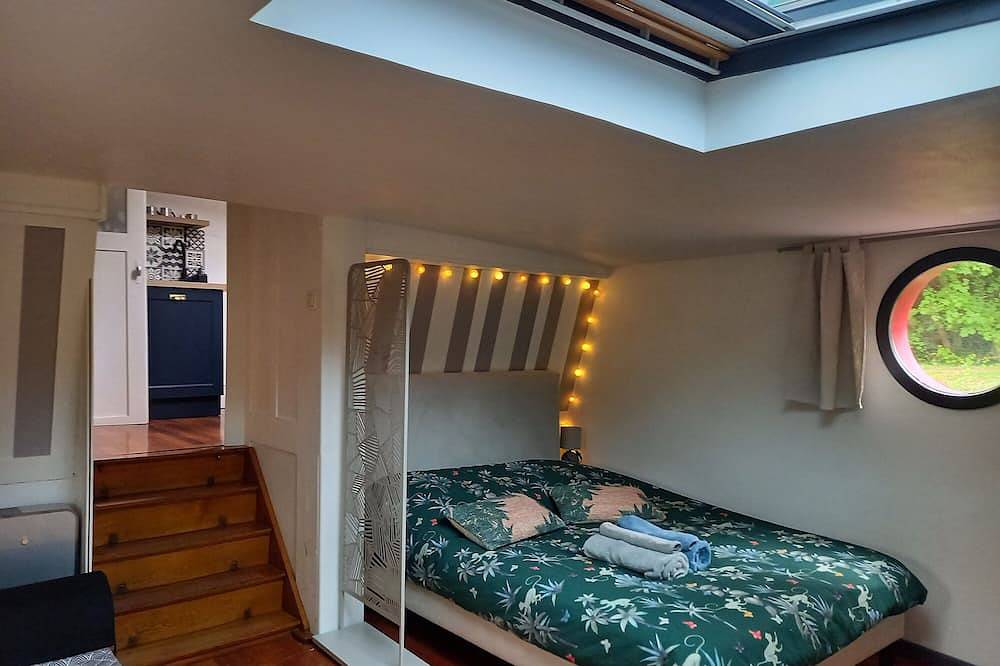 Independent apartment on barge with terrace near the city center in Metz, Metz-Campagne