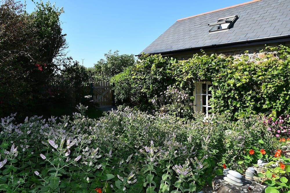 Sweet Cottage on a Headland -Beside a Beautiful Beach on the Wild Atlantic Way in County Cork