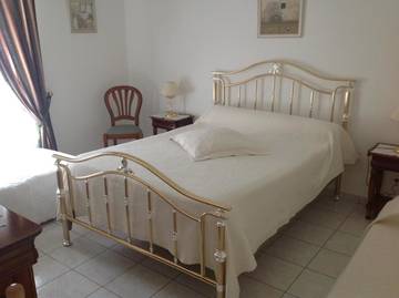 Chambre d’hôte pour 4 personnes, avec jardin ainsi que terrasse et vue à Bussy-Saint-Georges