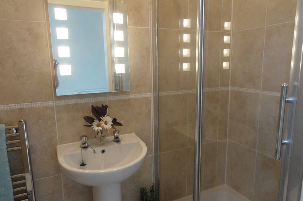 Lovely Townhouse with garden overlooking the Square sleeps 2-5+ comfortably in Melrose, Scottish Borders