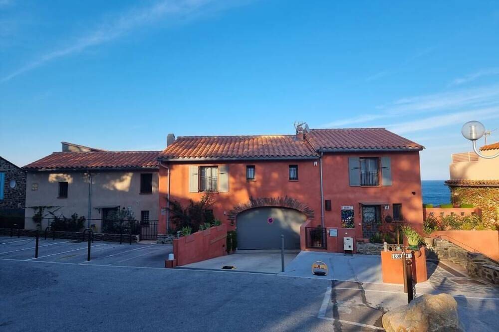 Ideal for families & friends: 2 apartments in 1 house, private patio, parking, walking distance to beaches in La Côte Vermeille, Collioure