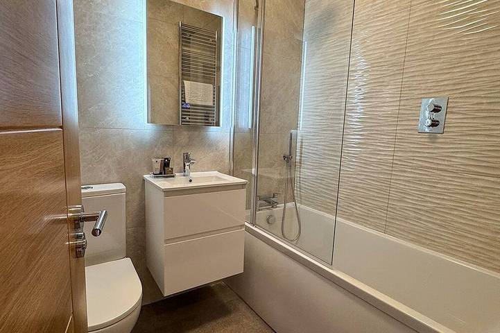 Ganze Wohnung, Located in the heart of Glossop in the High Peak, Westwood Boutique Aparthotel combines comfort with convenience. Set against the breathtaking backdrop of the Peak District. in Glossop, Derbyshire
