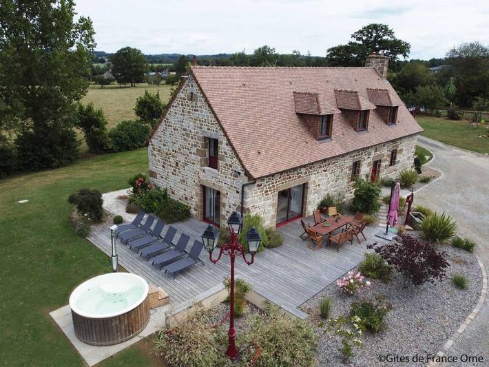 Gîte pour 6 personnes, avec Jacuzzi ainsi que Terrasse et Jardin