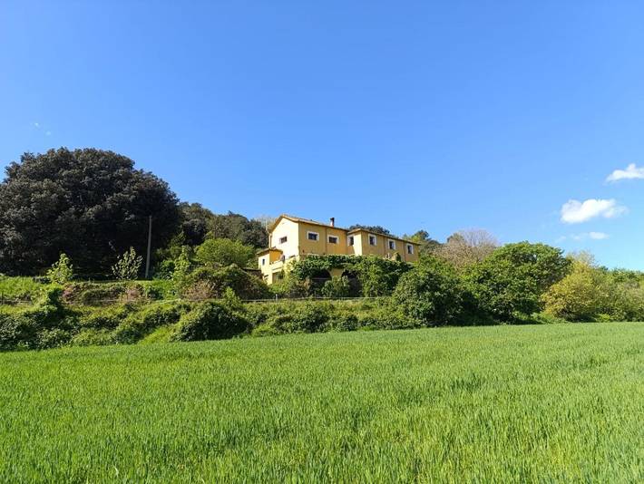 Alojamiento y desayuno para 3 personas, con Terraza y Jardín además de Piscina y Vistas en Garrotxa