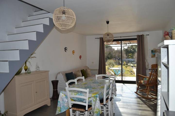 Location de vacances pour 4 personnes, avec vue et jardin à Grambois - 2