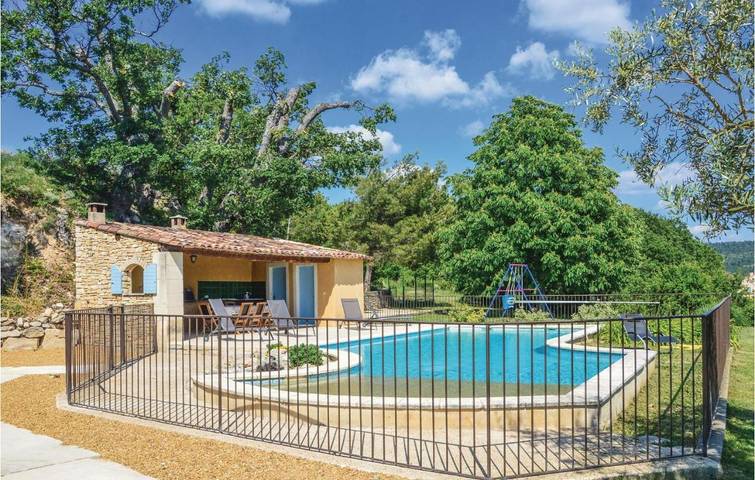 Location de vacances pour 9 personnes, avec piscine, animaux acceptés à Sainte-Croix-à-Lauze