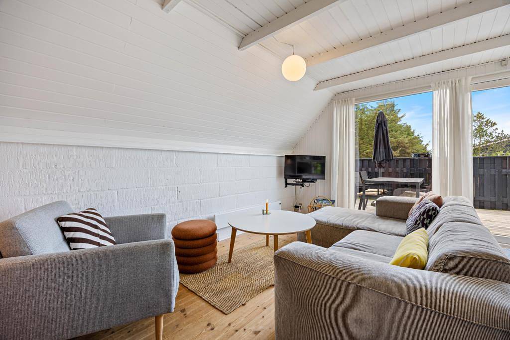 Ferienhaus geschlossener Terrasse und einem Gartenpavillion in Bjerregård, Holmsland Klit