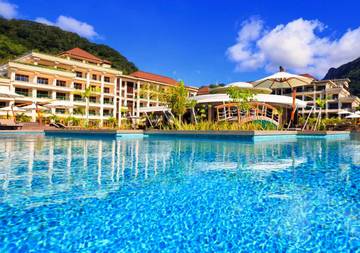 Station pour 4 personnes, avec jardin et bassin pour enfant ainsi que sauna et piscine dans Beau Vallon