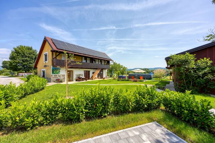 Ferienhaus für 8 Personen, mit Sauna und Terrasse sowie Pool, mit Haustier in Slowenien