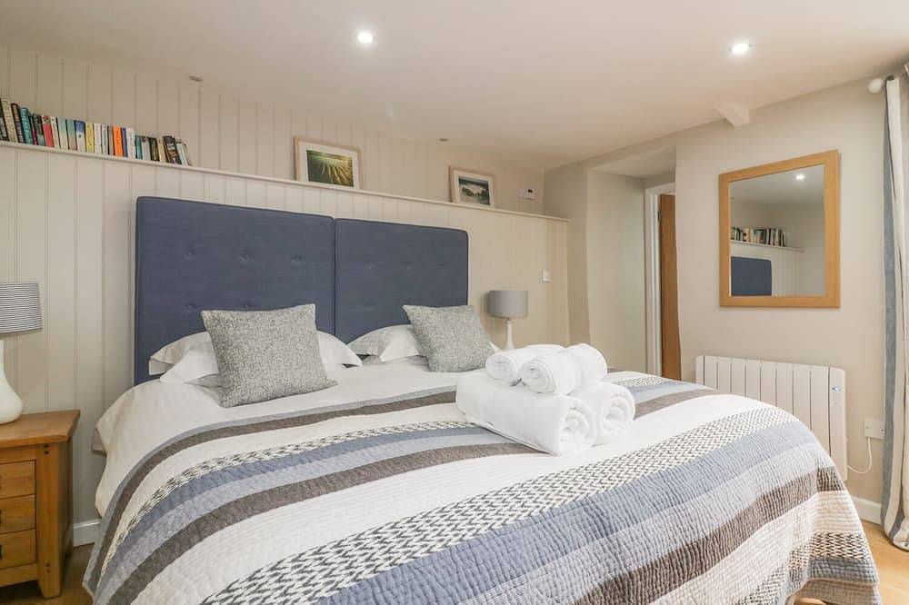 The Bolthole, pet friendly, with open fire in Crantock in Crantock, Cornwall