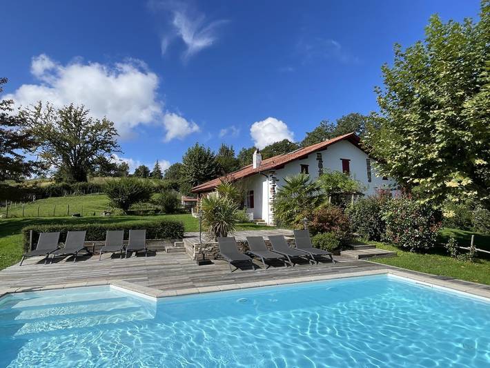 Gîte pour 10 personnes, avec Terrasse ainsi que Jardin et Piscine dans 