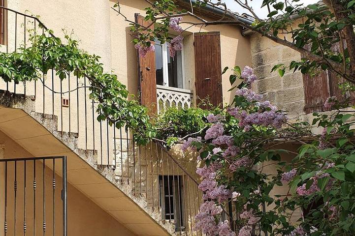 Location de vacances pour 8 personnes, avec balcon et jardin, animaux acceptés à Junas