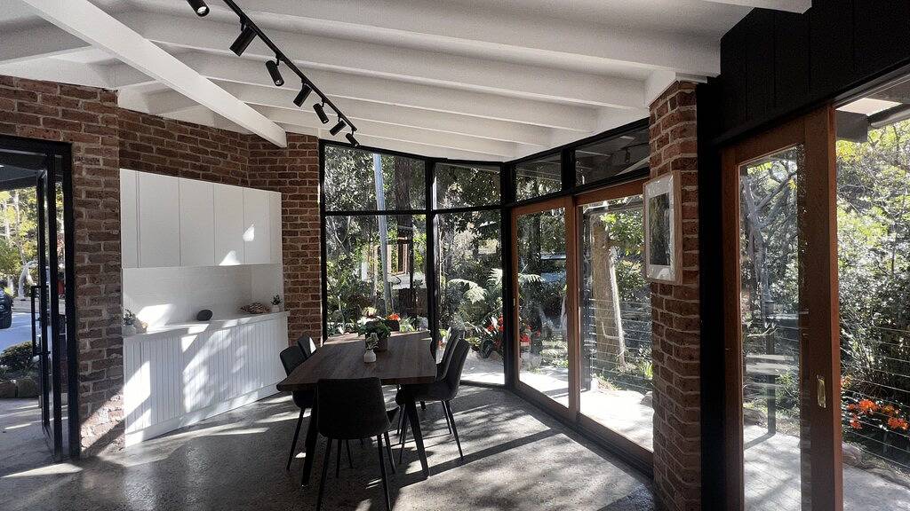 Stunning Peaceful Holiday Haven set on acreage with nearby Waterfall and Jacuzzi in Sydney, New South Wales