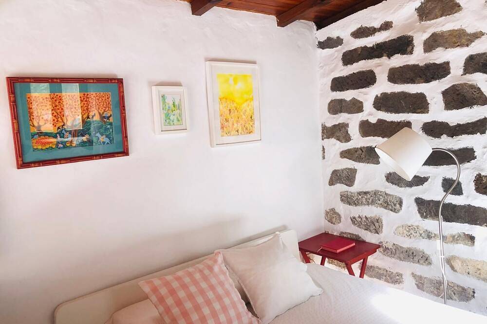 Cabaña en zona tranquila con bonitas vistas, acogedor estilo y cuidado jardín. in Lomo Blanco, Moya