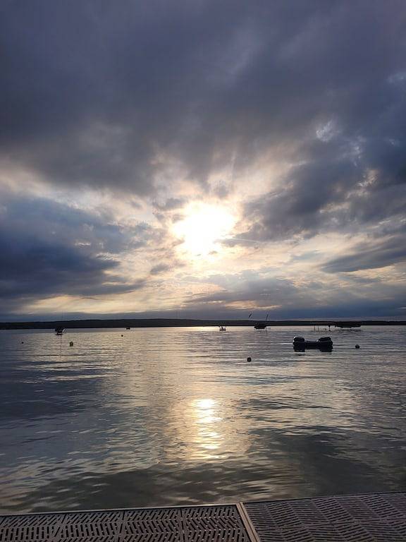 Spektakuläre Seefront Haus auf schönen Higgins See mit erstaunlichen Sonnenuntergang Ansichten in Higgins Lake