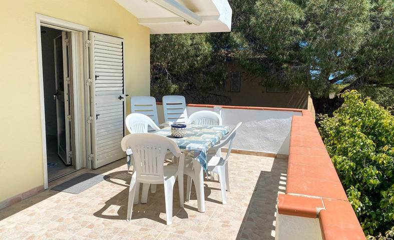 Location de vacances pour 5 personnes, avec jardin ainsi que terrasse et vue dans San Giovanni Sardinia