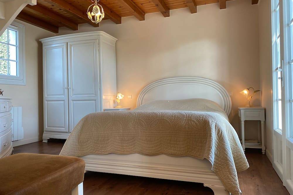 Casa renovada con terraza y jardín cercado a 30m del mar, aparcamiento, wifi in Les Moutiers-en-Retz, Côte de Jade