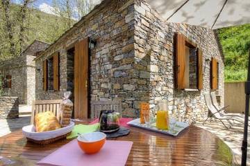 Gîte pour 4 personnes, avec terrasse et jardin en Corse